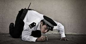 Fotógrafo britânico recria obras de Banksy em ensaio