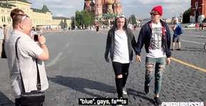 Câmera escondida flagra a reação de russos à presença de casal gay