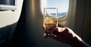 Dormir após beber durante o voo pode afetar o coração, revela estudo