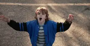 Após matar a própria mãe, ator de ‘Riverdale’ é condenado à prisão perpétua