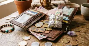 Carregar sal grosso embrulhado em papel alumínio na carteira: para que serve?