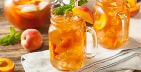 Chá gelado de pêssego: refrescante, natural e delicioso