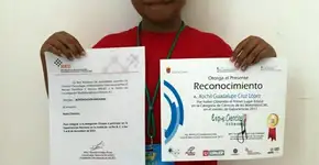Menina é premiada por aquecedor solar feito de material reciclado
