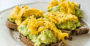 A combinação que transforma sua manhã: torrada com ovos e abacate