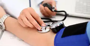 Pressão 12 por 8? Cardiologistas afirmam que já está alta! Veja mudanças urgentes para fazer na alimentação