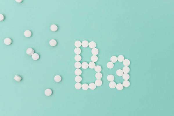 Vitamina B3: ela facilita a circulação sanguínea em todo o corpo, inclusive na pele, o que contribui para o metabolismo das proteínas, carboidratos e gorduras. Os cravos são formados pelo acúmulo de substâncias sebáceas nos poros da pele, o que é mais comum quando o indivíduo tem má circulação, explica a especialista.