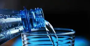 Fibras plásticas estão presentes na água que os brasileiros bebem