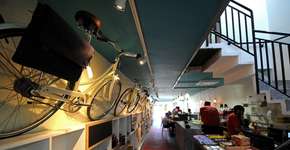 Espaço multifuncional oferece estacionamento e banho para ciclistas