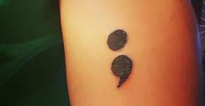 Tatuagem ‘ponto e vírgula’ promove apoio a pessoas com depressão