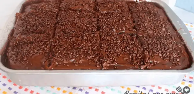 Bolo de chocolate molhadinho e com muita cobertura; você vai amar essa receita