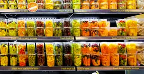 Comprar frutas cortadas pode ser prático, mas oferece risco à saúde, alerta especialista