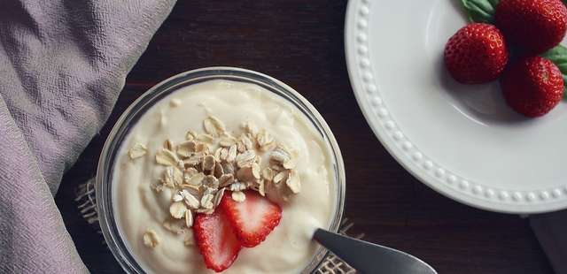 Descubra como fazer iogurte caseiro no micro-ondas em minutos