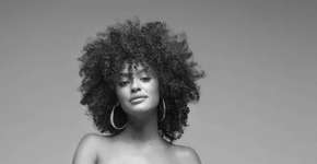 Sheron Menezzes posa nua com barrigão de 8 meses de gravidez