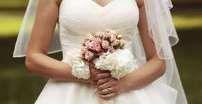 Mulheres ajudam noivas que ficaram na mão com loja de vestidos