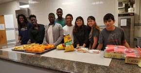 Haitiano faz grupo para imigrantes não comerem sozinhos na escola