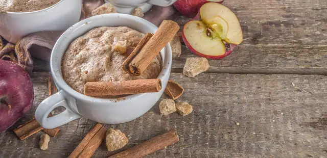 Bolo de caneca de maçã: sobremesa rápida feita no micro-ondas