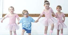 Balé auxilia no desenvolvimento de menino com Down