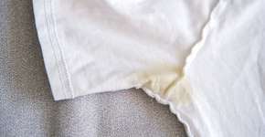 Nem água sanitária nem bicarbonato de sódio: como remover manchas amarelas de suor de roupas brancas