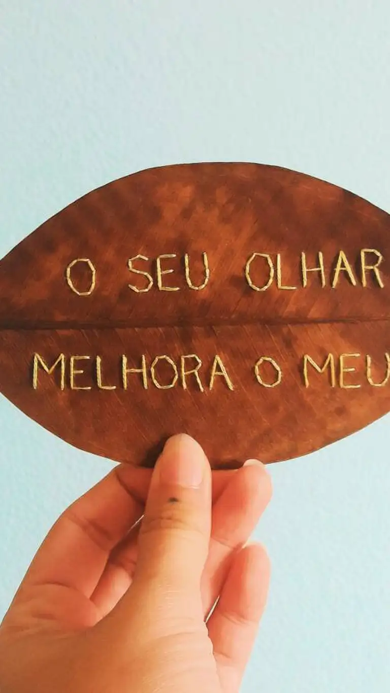 Poesia das árvores: Camélia borda palavras delicadas em folhas secas