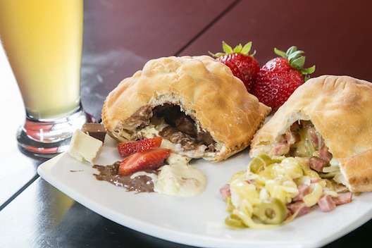 Três em Um  - Um pastel sabor portuguesa, um pastel de chocolate misto com morangos e um chope bem gelado, na  Usina do pastel: R$ 25 (serve 1 pessoa) - Foto: Divulgação