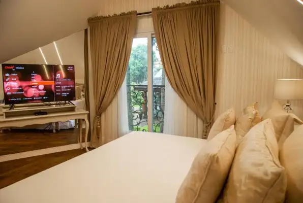 O hotel  germano-brasileiro conta com acomodações espaçosas e elegantes