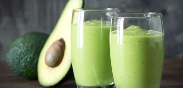 Faça uma vitamina de abacate deliciosa para o café da manhã