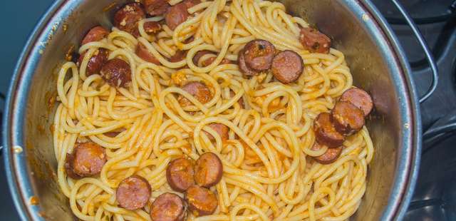 Macarrão com calabresa fácil e cheio de sabor