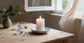 Por que acender uma vela branca antes de dormir pode transformar sua energia segundo o Feng Shui