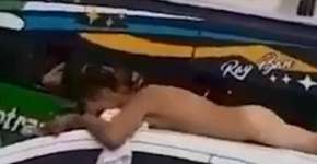 Mulher dirige com o marido pelado no teto de carro após traição