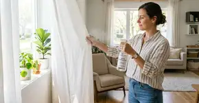 Por que você deve borrifar vodka nas cortinas da sala antes de receber visitas
