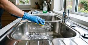 O truque do encanador: qualquer pessoa pode limpar a pia em 30 segundos com esta “ferramenta” simples