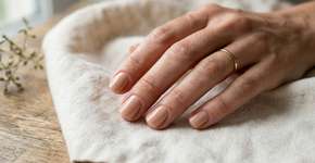 As unhas curtas com acabamento gloss que estão fazendo sucesso entre mulheres elegantes