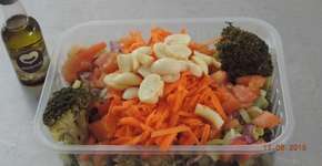 Jovem cria delivery de saladas feitas por moradores de favela