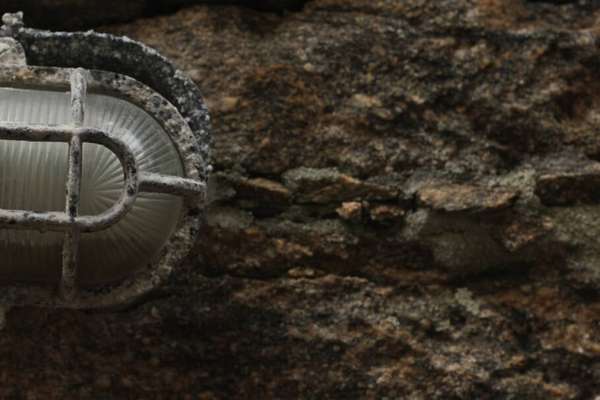 Detalhe da fiação elétrica coberta por pedras locais - Foto Victor Sousa 