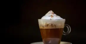 Faça um mocaccino cremoso em casa em 5 minutos com só 4 ingredientes