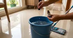 Com apenas duas gotas no balde, quando você passar o pano no chão, sua casa ficará com um cheiro ótimo por dias