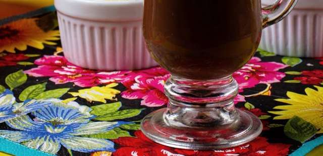 Chocolate quente cremoso e perfeito para o inverno