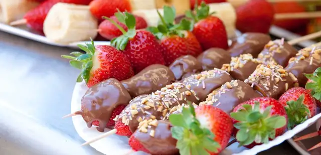 Faça espetinhos de frutas, uma sobremesa fácil que parece gourmet