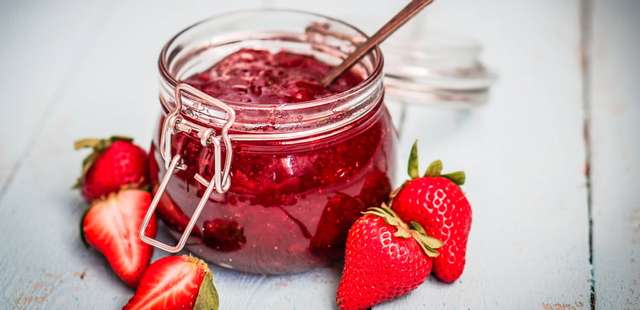 Você nunca mais vai comprar geleia de morango após fazer esta receita em casa