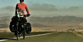 Brasileira viaja sozinha de bike pela América do Sul