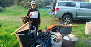 Com 12 anos, menino retira 1 tonelada de lixo de rio