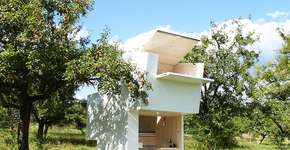 Casa móvel de madeira permite estadia confortável em meio à natureza