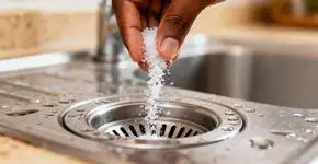 Nunca durma sem jogar um punhado de sal no ralo da cozinha