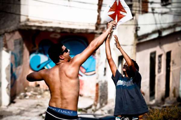 Bruno Itan, fotógrafo do Alemão, fez um ensaio sobre pipas