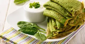 Panqueca de espinafre com frango para um refeição completa e saborosa