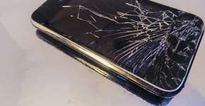 Homem morre após namorada arremessar celular em seu rosto durante briga