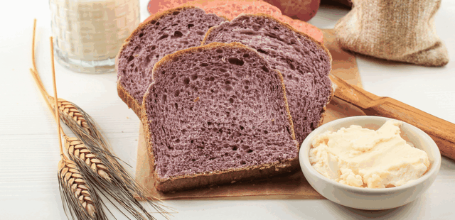 Pão caseiro de batata doce sem glúten, fofinho e macio para o seu café