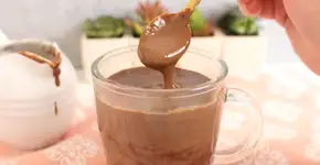 Este chocolate quente cremoso sem maisena vai te viciar