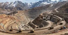 O que eles descobriram na cordilheira dos Andes, entre Argentina e Chile, não é uma mina qualquer, mas um depósito colossal contendo até 84 bilhões de libras de cobre, dezenas de milhões de onças de ouro e prata, e um potencial que já está revolucionando o mercado