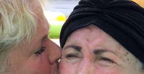 Xuxa emociona web com foto da mãe doente na piscina